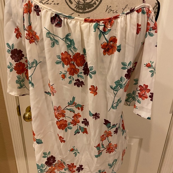 NWT Coco & Jameson cold shoulder top Jrs Large - Picture 4 of 7